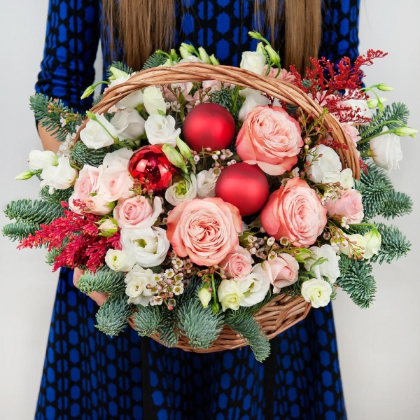Peony rose Kahala 50 cm - 4, Bright pink spray rose mix, 50 cm - 5, lisianthus - 5, Carnation white, cream - 4, Medium Basket, Oasis, Spruce branches (1pc.), Solidago (1 pc.), Waxflower (1 pc.), Christmas decor (set)