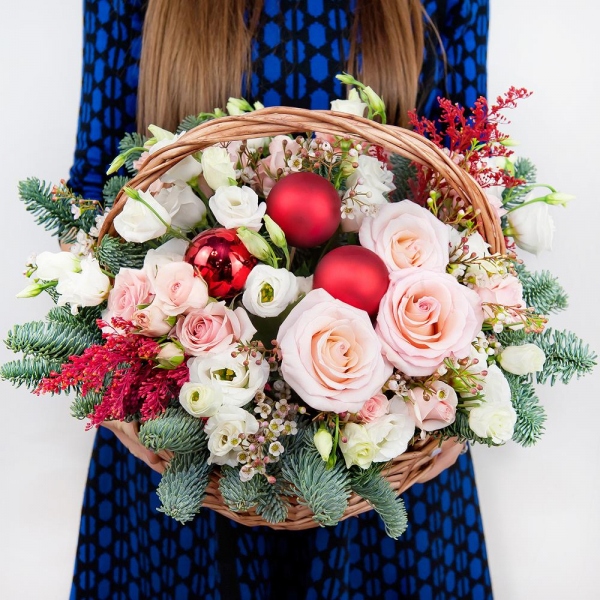 Pink rose 50 cm - 3, Spray rose: white, cream, light pink 50 cm - 4, lisianthus - 4, Carnation white, cream - 3, Medium Basket, Oasis, Spruce branches (1pc.), Solidago (1 pc.), Waxflower (1 pc.), Christmas decor (set)