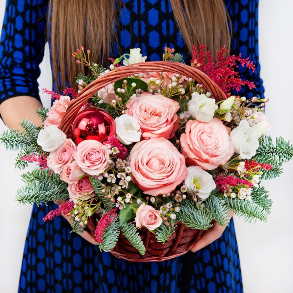 Peony rose Kahala 50 cm - 4, lisianthus - 3, Carnation white, cream - 3, Bright pink spray rose mix, 50 cm - 3, Small Basket, Spruce branches (1pc.), Oasis, Solidago (1 pc.), Waxflower (1 pc.), Christmas decor (set)