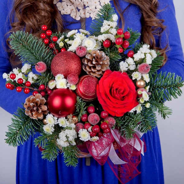 Red rose 50 cm - 1, Athos poms Stallion - 2, Ceramic pot, Oasis, Spruce branches (1pc.), Christmas decor (set), White statice, Hypericum, Ribbon