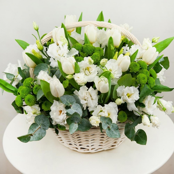 lisianthus - 6, Athos pom Feeling Green - 7, Tulip white - 15, Large Basket, Oasis, Eucalyptus Cinerea, Film