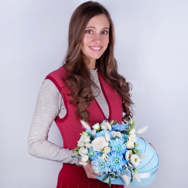 Chrysanthemum spray Baltica painted blue - 1, Spray rose: white, cream, light pink 50 cm - 2, White rose 50 cm - 2, lisianthus - 1, Composition Box, Oasis, Pistachio, Fern (1 pc.), Dried flowers decor