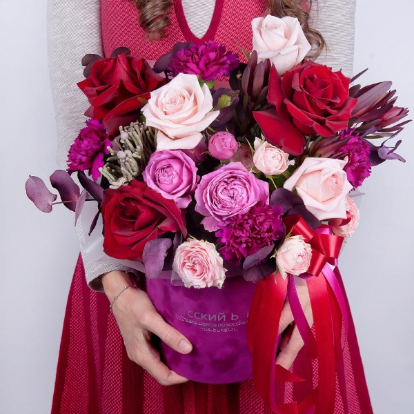 Rose Red 50 cm Ecuador - 4, Pink rose 50 cm - 4, Spray peony rose Misty Bubbles, 50 cm - 4, Pink carnation - 6, Round flower box small , Oasis, Brunia Green Lanuginosa (1 pc.), Eucalyptus Cinerea, Leukodendron, Ribbon, Wrapping Paper