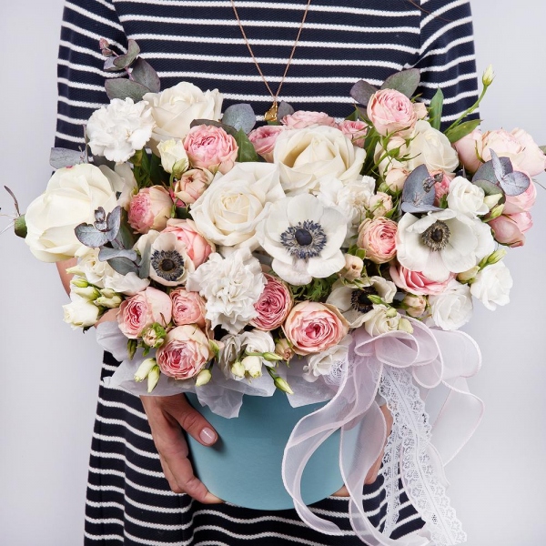 White anemone - 5, Peony sprayrose - 6, White rose 50 cm - 7, Carnation white, cream - 5, lisianthus - 2, Round flower box small , Oasis, Eucalyptus Cinerea, Wrapping Paper