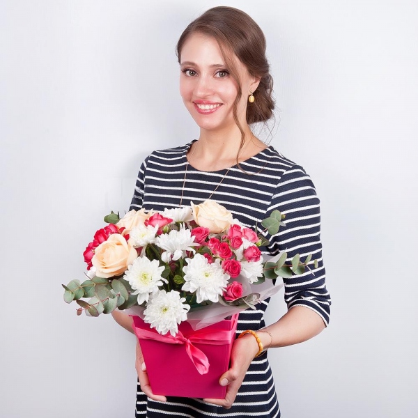 Rose Cream 50 cm - 5, Baltica White Spray Chrysanthemum - 4, Bright pink spray rose mix, 50 cm - 4, Composition Box, Oasis, Eucalyptus Cinerea, Wrapping Paper
