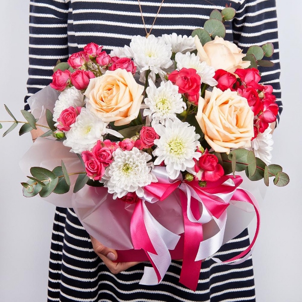 Rose Cream 50 cm - 5, Baltica White Spray Chrysanthemum - 4, Bright pink spray rose mix, 50 cm - 4, Composition Box, Oasis, Eucalyptus Cinerea, Wrapping Paper