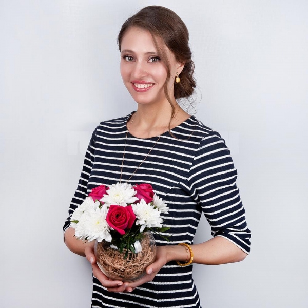 Pink rose 50 cm - 5, Baltica White Spray Chrysanthemum - 2, Transparent vase, Oasis, Sisal, Pistachio