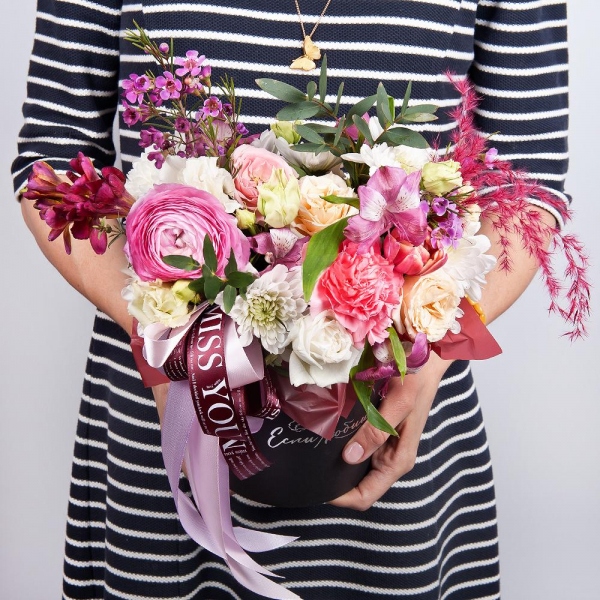 Ranunculus Pink - 1, Freesia - 1, Alstromeria white, soft pink - 2, Pink carnation - 3, Spray rose: white, cream, light pink 50 cm - 3, lisianthus - 2, Baltica White Spray Chrysanthemum - 2, Pink tulip - 1, Round flower box small , Oasis, Waxflower (1 pc.), Dried flowers decor, Wrapping Paper, Eucalyptus