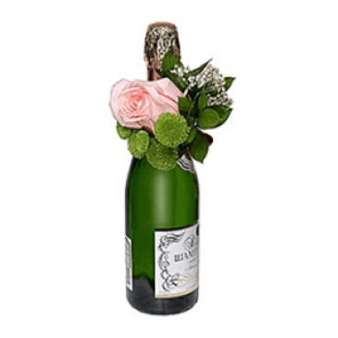 Non-alcoholic champagne with boutonniere