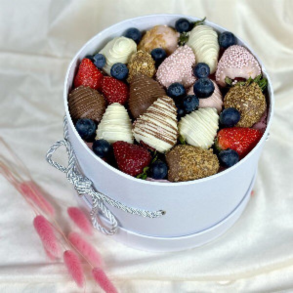 Chocolate Strawberry Set "Garden Whisper"