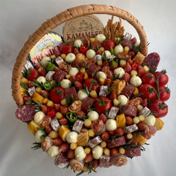 Корзина с колбасами и сырами "Ассорти"