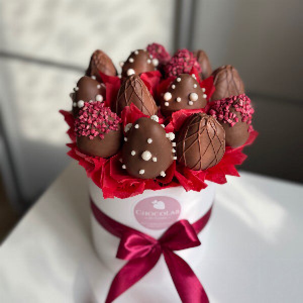 Strawberry Hat Box "Chocolate Dreams"