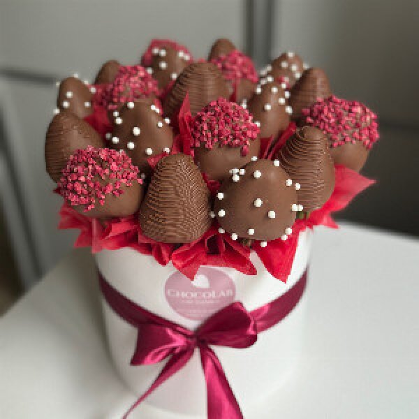 Bouquet of chocolate-covered strawberries "Sweet Velvet"