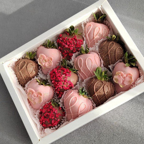 Chocolate-Covered Strawberries "Floral Compliment"
