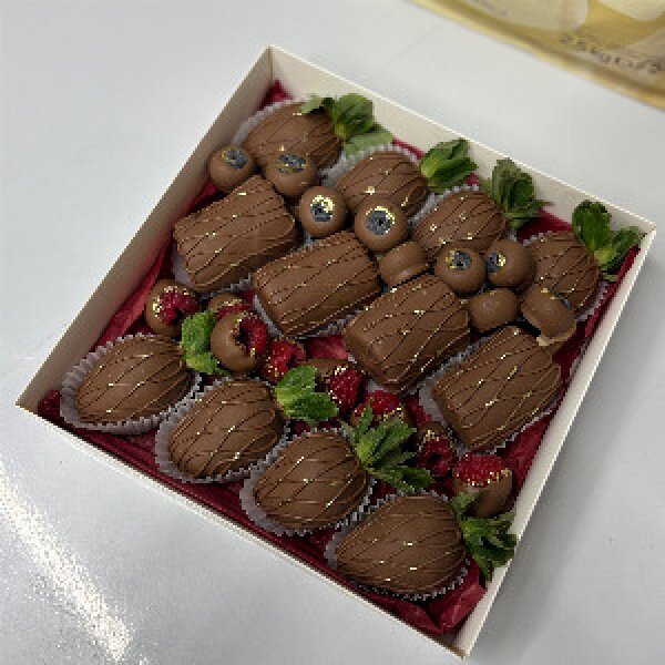 Chocolate-Covered Strawberries "Berry Abundance"