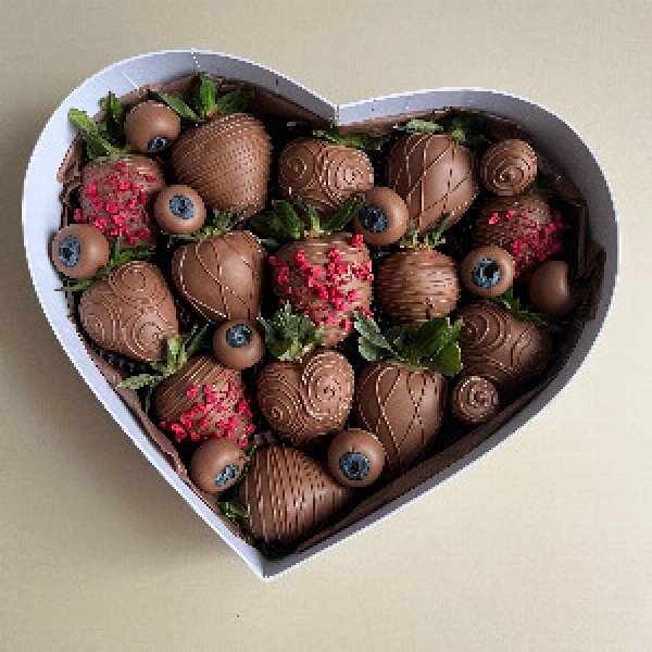 White Heart Chocolate Covered Strawberries