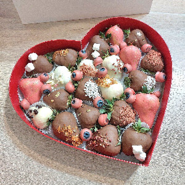 Chocolate Covered Strawberries "Berry Heart L"