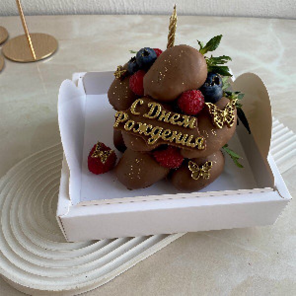 Торт из клубники "С днем рождения"
