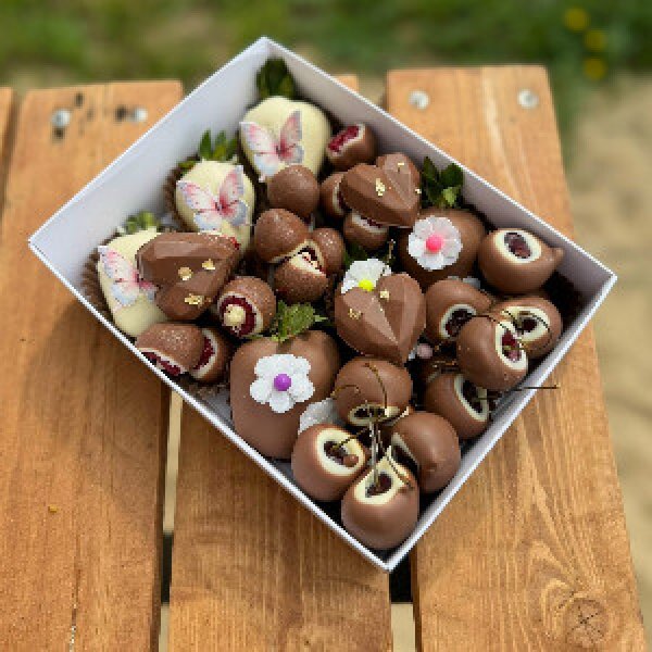 Chocolate Set "Berry Vernissage"