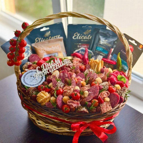 Корзина "Настоящий день рождения" с мясными деликатесами