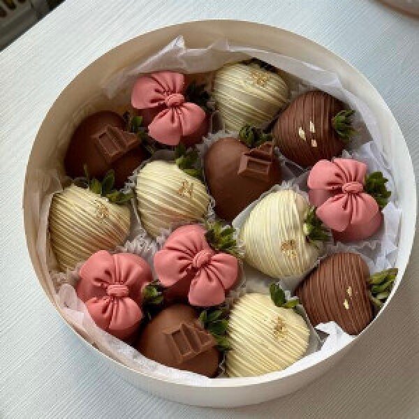 Клубника в шоколаде "Розовые бантики" в круглой коробке