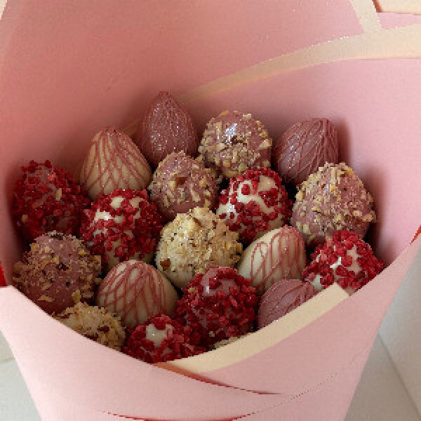 Chocolate-Covered Strawberries "For My Beloved" with Nuts