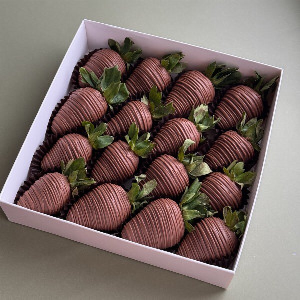 "Classic" Chocolate Strawberries, 16 Pieces
