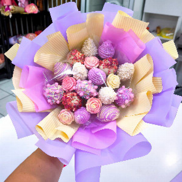 Strawberry & Chocolate Rose Bouquet "White Garden"