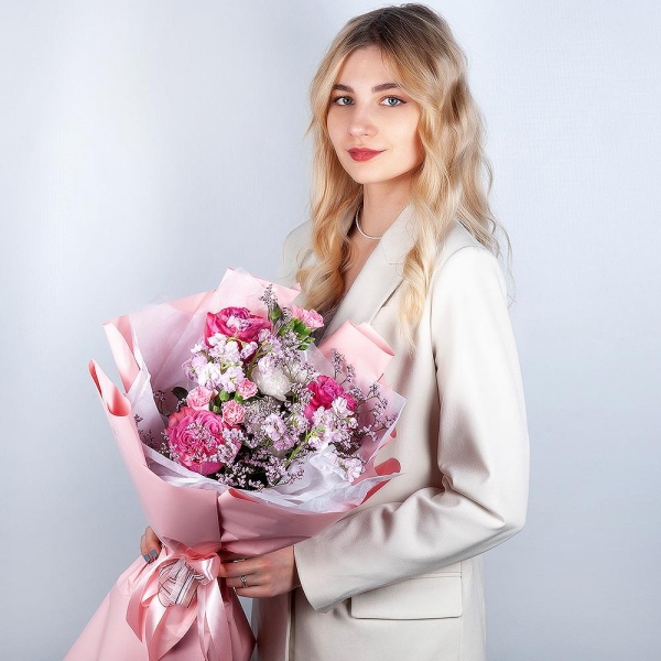 Peony rose Kahala 50 cm - 5, Baltica White Spray Chrysanthemum - 1, Matthiola Lilac - 3, Pink spray carnation - 5, Limonium (1 pc.), Wrapping Paper