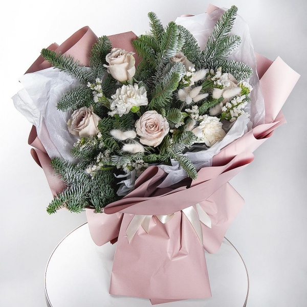 Rose Pink 50 cm Ecuador (Chelo, Hermosa, Novia, Titanik, Engagement, Pink Mondiale) - 5, Carnation white, cream - 4, Spruce branches (1pc.), Dried flowers in assortment, Wrapping Paper, White statice