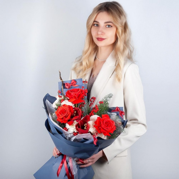 Red rose Nina 50 cm - 3, Red amaryllis - 1, Peony sprayrose - 4, Spruce branches (1pc.), Artificial branch, Ilex, Wrapping Paper