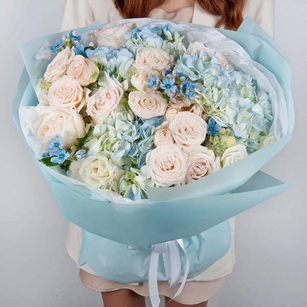 Blue/purple hydrangea - 4, Peony rose pink 'OHara' - 9, Peony sprayrose - 3, lisianthus - 3, Oksipetalum, Wrapping Paper