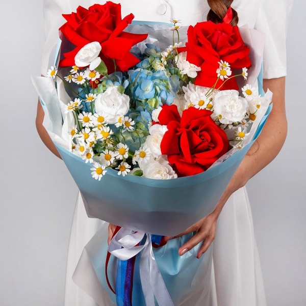 Red rose Nina 50 cm - 7, Blue/purple hydrangea - 1, Chamomile - 2, White spray carnation - 4, Baltica White Spray Chrysanthemum - 1, Wrapping Paper
