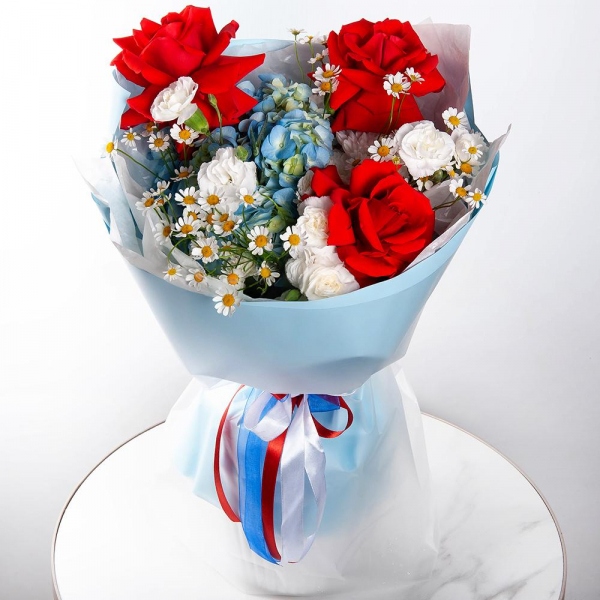 Red rose Nina 50 cm - 7, Blue/purple hydrangea - 1, Chamomile - 2, White spray carnation - 4, Baltica White Spray Chrysanthemum - 1, Wrapping Paper