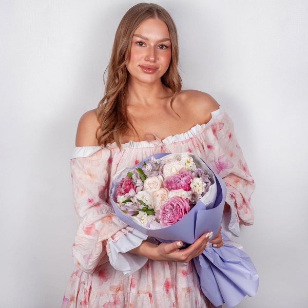 Pink rose Country Blues 50 cm - 3, Peony sprayrose - 2, Baltica White Spray Chrysanthemum - 1, Alstromeria lilac, purple - 7, lisianthus - 2, Wrapping Paper