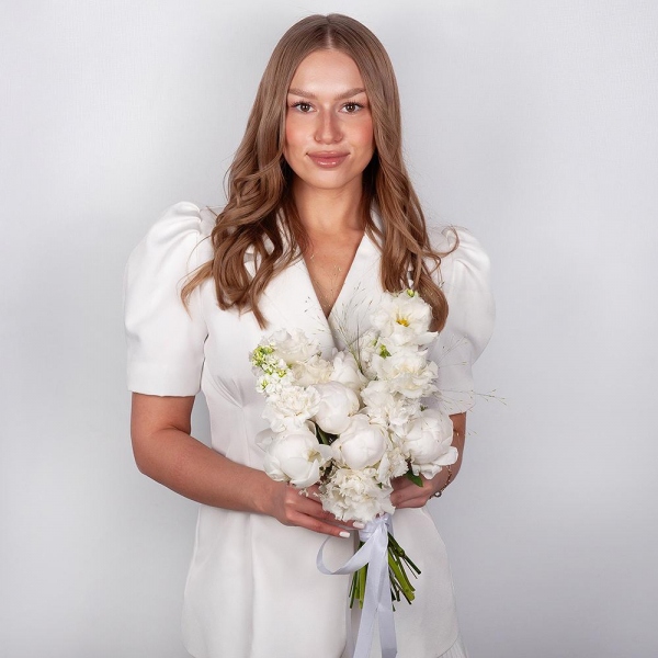 Peony white - 5, lisianthus - 3, White Matthiola - 3, Carnation white, cream - 9, Limonium (1 pc.), Ribbon, Panicum