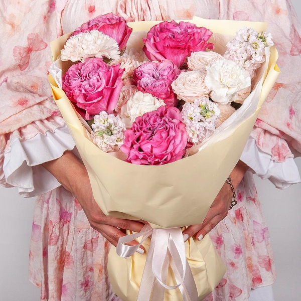 Pink rose Country Blues 50 cm - 5, Peony sprayrose - 2, Baltica White Spray Chrysanthemum - 1, Matthiola Lilac - 3, Carnation white, cream - 13, Wrapping Paper