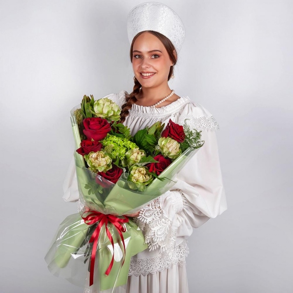 Red rose 50 cm - 8, Rose Veggie 50 cm - 7, Green Hydrangea - 1, Leukodendron, Asparagus setaceus (1 pc.),  Raspberry branch, Panicum, Wrapping Paper