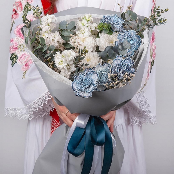 Carnation white, cream - 7, Baltica White Spray Chrysanthemum - 1, White Matthiola - 3, Limonium (1 pc.), Eucalyptus, Wrapping Paper