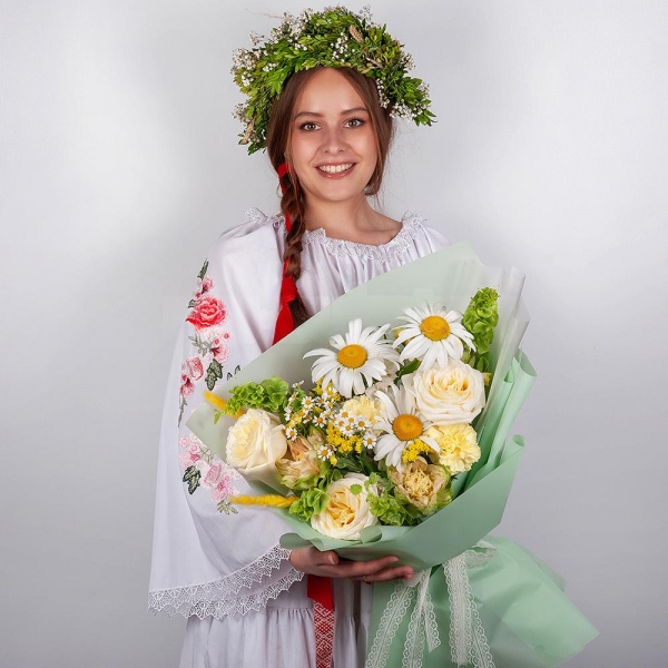Gerbera white - 5, Chamomile - 1, White rose 50 cm Ecuador - 3, Rose Veggie 50 cm - 2, Yellow carnation - 4, Baltica White Spray Chrysanthemum - 1, Yellow Statice, Dried flowers in assortment, Wrapping Paper, Moluccella