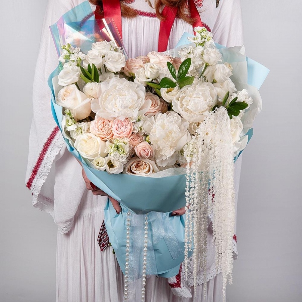 Peony white - 3, Peony style roses - 3, White rose 50 cm Ecuador - 7, White Matthiola - 15, Peony sprayrose - 3, Baltica White Spray Chrysanthemum - 6, lisianthus - 3, Pittosporum, Decorative element small, Wrapping Paper, Amaranth stabilized
