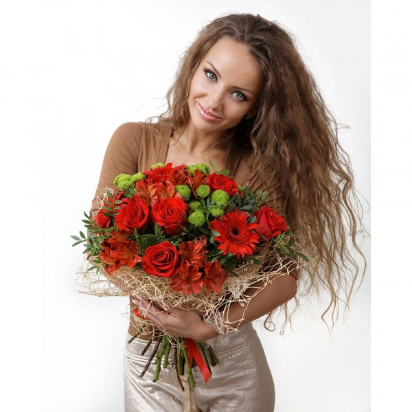 Gerbera red - 4, Red rose 50 cm - 7, Alstromeria Red, Bright Pink - 4, Athos pom Feeling Green - 3, Pistachio, Mesh (Abaka), Ribbon