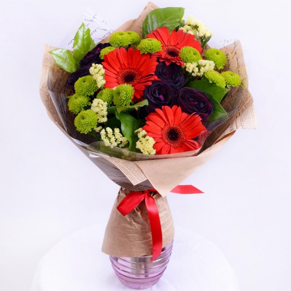 Rose black - 7, Gerbera red - 4, Athos pom Feeling Green - 3, Yellow Statice, Salal, Wrapping Paper, Ribbon
