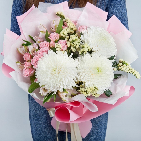 Magnum White Chrysanthemum - 3, Bright pink spray rose mix, 50 cm - 5, Alstromeria white, soft pink - 4, White statice, Wrapping Paper
