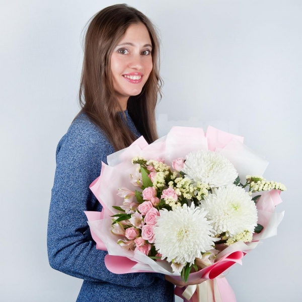 Magnum White Chrysanthemum - 3, Bright pink spray rose mix, 50 cm - 5, Alstromeria white, soft pink - 4, White statice, Wrapping Paper
