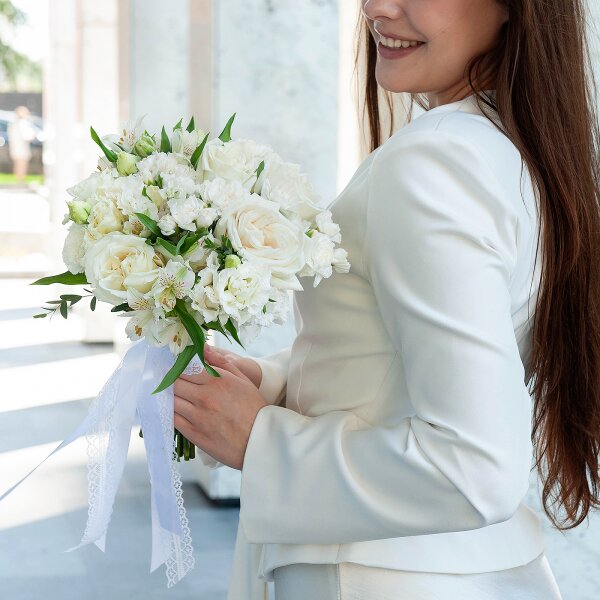 White rose 50 cm Ecuador - 5, Alstromeria white, soft pink - 3, lisianthus - 3, White Matthiola - 1, White spray carnation, Carnation white, cream, Ribbon