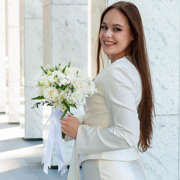 White rose 50 cm Ecuador - 5, Alstromeria white, soft pink - 3, lisianthus - 3, White Matthiola - 1, White spray carnation, Carnation white, cream, Ribbon