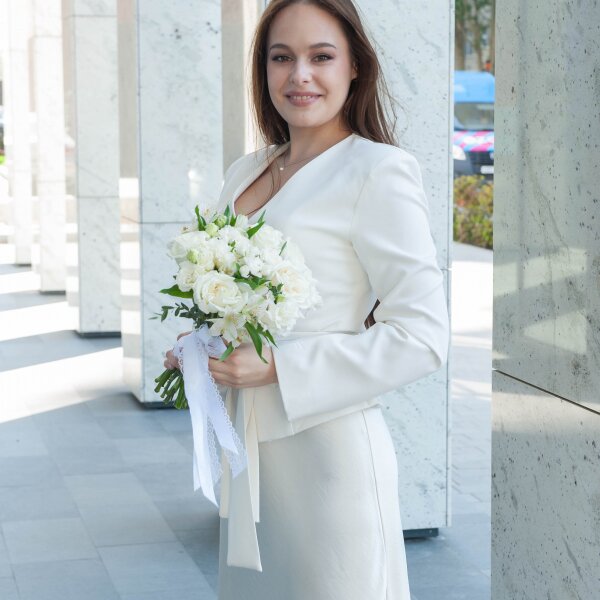 White rose 50 cm Ecuador - 5, Alstromeria white, soft pink - 3, lisianthus - 3, White Matthiola - 1, White spray carnation, Carnation white, cream, Ribbon