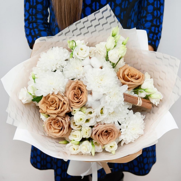 Роза Тоффи - 7, lisianthus - 4, Baltica White Spray Chrysanthemum - 4, Cotton bud, Cinnamon decorative packaging, Wrapping Paper