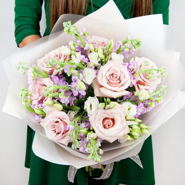 Matthiola Lilac - 12, lisianthus - 4, Rose Powder 50 cm Ecuador (Quicksand, Menta) - 9, Wrapping Paper